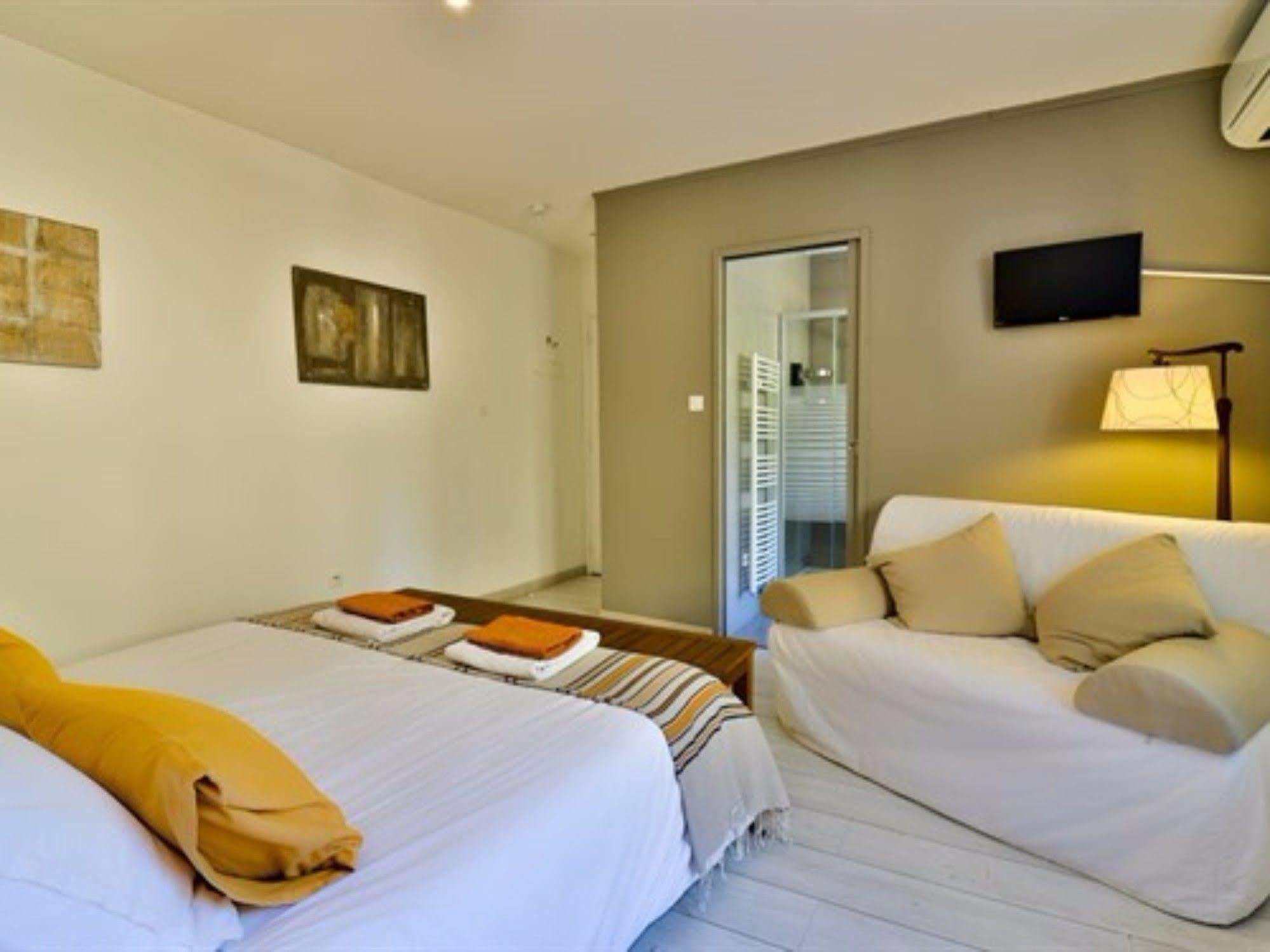 Les D'hotes Du Grand Mornas 2*